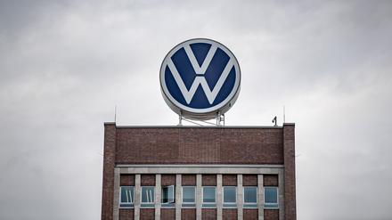 Ein großes VW-Logo steht auf dem Verwaltungshochhaus vom Volkswagen-Werk in Wolfsburg.