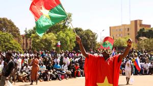 Mensch mit Nationalflagge in Ouagadougou, Burkina Faso.