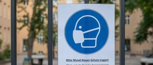 Hinweisschild zur Maskenpflicht am Eingang einer Berliner Schule Coronakrise - Maskenpflicht an Berliner Schulen *** Sign at the entrance of a Berlin school Coronakrise compulsory masks at Berlin schools 