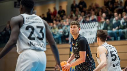 Der frühere Basketball-Nationalspieler Andreas Seiferth (am Ball) spielt ab dieser Saison für die Berlin Braves in der Pro B.