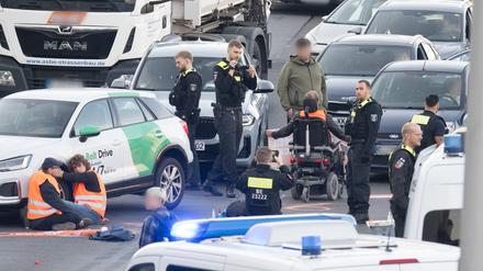 Aktivisten haben sich während einer Straßenblockade der Klimaschutzgruppe „Letzte Generation“ auf der Stadtautobahn A100 an einem Mietwagen festgeklebt. (Archivbild)