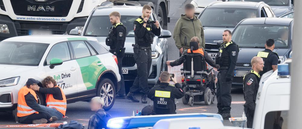Aktivisten haben sich während einer Straßenblockade der Klimaschutzgruppe „Letzte Generation“ auf der Stadtautobahn A100 an einem Mietwagen festgeklebt. (Archivbild)
