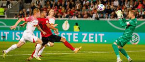 RB Leipzig hat die erste Aufgabe auf dem Weg zum angestrebten Titel im DFB-Pokal nur mit Mühe gemeistert.