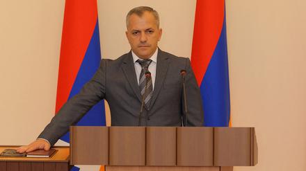 Der Präsident der selbst ernannten Republik, Samwel Schahramanjan, habe am Donnerstag ein Dekret über die Auflösung Bergkarabachs unterzeichnet, teilten die armenischen Behörden in Begkarabach mit.