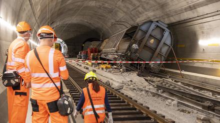 Verunglückte Güterwagen stehen am Unfallort im Gotthard Basistunnel anlässlich einer Medienführung an der Unfallstelle. Sieben Wochen nach dem schweren Unglück im längsten Eisenbahntunnel der Welt soll der Personenverkehr zumindest am Wochenende wieder anrollen. Ab 29.09.2023 werden einzelne Personenzüge den 57 Kilometer langen Tunnel wieder durchfahren, wie die Schweizer Bahnen SBB am 28.09.2023 berichteten. 
