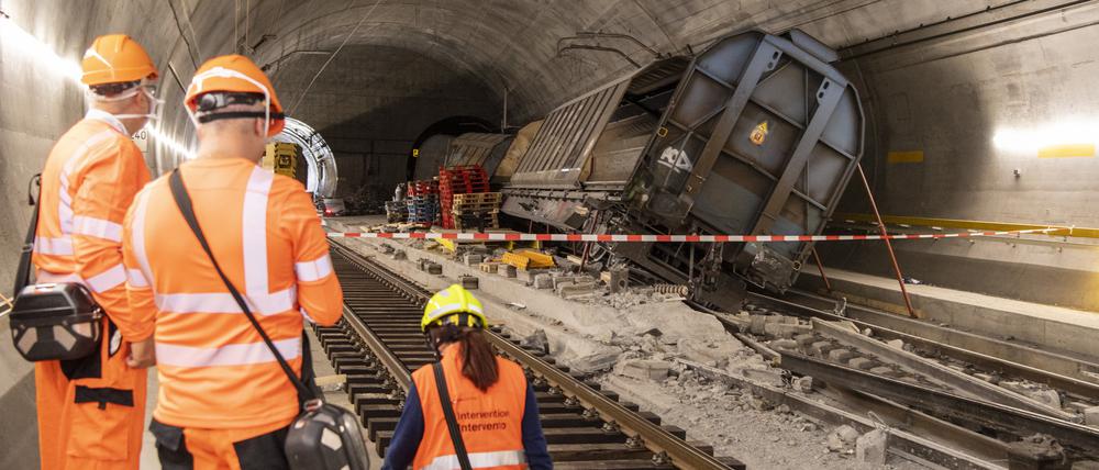Verunglückte Güterwagen stehen am Unfallort im Gotthard Basistunnel anlässlich einer Medienführung an der Unfallstelle. Sieben Wochen nach dem schweren Unglück im längsten Eisenbahntunnel der Welt soll der Personenverkehr zumindest am Wochenende wieder anrollen. Ab 29.09.2023 werden einzelne Personenzüge den 57 Kilometer langen Tunnel wieder durchfahren, wie die Schweizer Bahnen SBB am 28.09.2023 berichteten. 