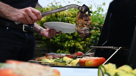 Eine knappe Mehrheit der Deutschen achtet darauf, wenig bis kein Fleisch oder Fisch zu essen. Das sagten 51 Prozent der Befragten einer Studie des Meinungsforschungsinstituts YouGov in Kooperation mit dem Sinus-Institut anlässlich des Weltvegetariertags am 1. Oktober.