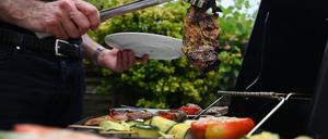 Eine knappe Mehrheit der Deutschen achtet darauf, wenig bis kein Fleisch oder Fisch zu essen. Das sagten 51 Prozent der Befragten einer Studie des Meinungsforschungsinstituts YouGov in Kooperation mit dem Sinus-Institut anlässlich des Weltvegetariertags am 1. Oktober.