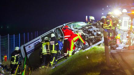 Rettungskräfte arbeiten an der Unfallstelle.