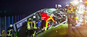 Rettungskräfte arbeiten an der Unfallstelle.