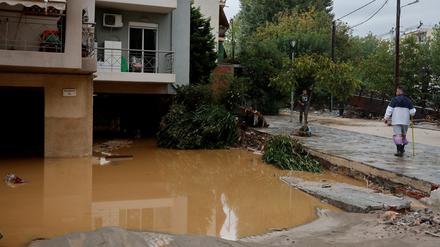 Ein Mann geht am 28. September 2023 durch eines der überfluteten Areale in Volos. Sturmtief „Elias“ brachte erneut Starkregen und Überschwemmungen mit sich.