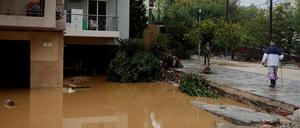 Ein Mann geht am 28. September 2023 durch eines der überfluteten Areale in Volos. Sturmtief „Elias“ brachte erneut Starkregen und Überschwemmungen mit sich.