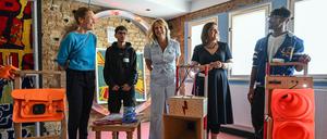 Anne Rolvering (l-r), Geschäftsführerin der Deutschen Kinder- und Jugendstiftung (DKJS), Moderatorin Barbara Schöneberger und Ekin Deligöz, Parlamentarische Staatssekretärin, testen während ihres Besuchs im Jugendprojekt auf dem Gelände „Falscher Fisch“ ein von Ali (2.v.l) und Shaheen (r) aus Afghanistan aus Alltagsgegenständen gebautes Soundsystem aus Lautsprechern und Mikrofonen. 