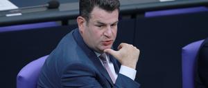 Sitzungswoche im Deutschen Bundestag Bundesarbeitsminister Hubertus Heil, SPD, sitzt auf der Regierungsbank.