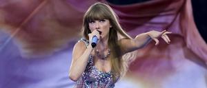 ARCHIV - 02.06.2023, USA, Chicago: Sängerin Taylor Swift tritt während ihrer «Eras Tour» im Soldier Field auf. (zu dpa: Konzertfilm von Taylor Swift kommt auch in deutsche Kinos) Foto: Shanna Madison/TNS via ZUMA Press Wire/dpa +++ dpa-Bildfunk +++
