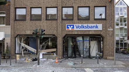 Ein gesprengter Geldautomat im Nordrhein-Westfälischen Erftstadt