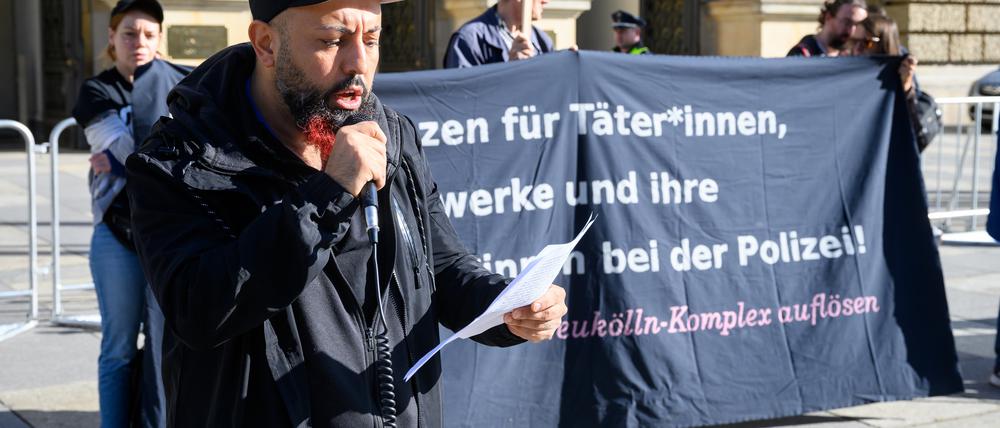 Ferat Kocak (Die Linke) spricht bei einer Demonstration anlässlich der Sitzung des Untersuchungsausschusses vor dem Berliner Abgeordnetenhaus.
