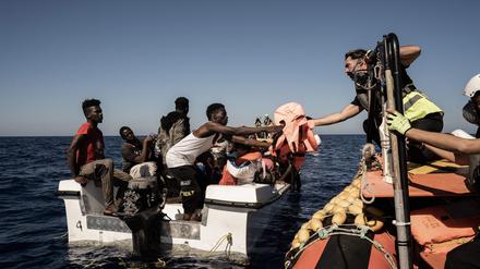 Mitglieder von SOS Méditerranée retten Migranten vor der Küste Libyens. 