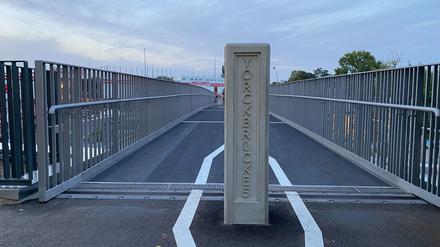 Auf den zwei Pfeilern am Anfang und Ende der neuen alten Brücke sind sowohl die Jahreszahlen 1875 als auch 2023 eingraviert.