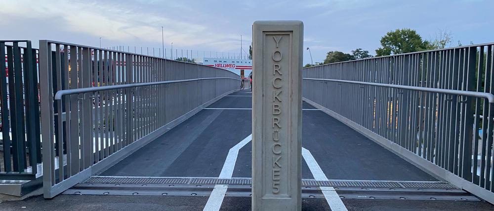 Auf den zwei Pfeilern am Anfang und Ende der neuen alten Brücke sind sowohl die Jahreszahlen 1875 als auch 2023 eingraviert.