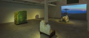 Blick in die Berliner Ausstellung von Gregor Schneider.