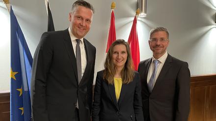 Die neue Stadtwerke-Führung mit Monty Balisch und Mandy Hintzsch, daneben Oberbürgermeister Mike Schubert (SPD). 