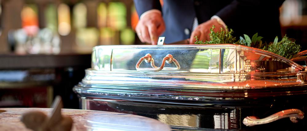 Im „Tantris DNA“ in München wird am Tisch angerichtet.