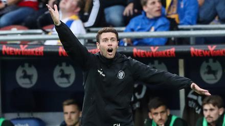 Trainer Fabian Hürzeler ist in jedem der Spiele von St. Pauli mit voller Energie dabei. 
