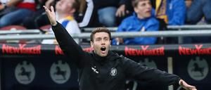 Trainer Fabian Hürzeler ist in jedem der Spiele von St. Pauli mit voller Energie dabei. 