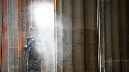 Farbreste an den Säulen des Brandenburger Tors.