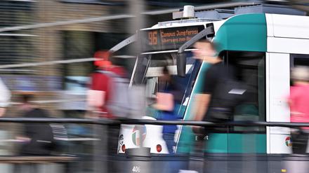 Potsdam, 07.09.2023 / Lokales /
ÖPNV, Öffentlicher Personennahverkehr, Tram, Straßenbahn, Symbolfoto,
Foto: Ottmar Winter PNN



ACHTUNG: 
Foto ist ausschließlich für redaktionelle Berichterstattung der PNN und des TGSP! Eine kommerzielle Nutzung, z.B. Werbung, ist ausgeschlossen. Die Weitergabe an nicht autorisierte Dritte, insbesondere eine weitergehende Vermarktung über Bilddatenbanken, ist unzulässig.