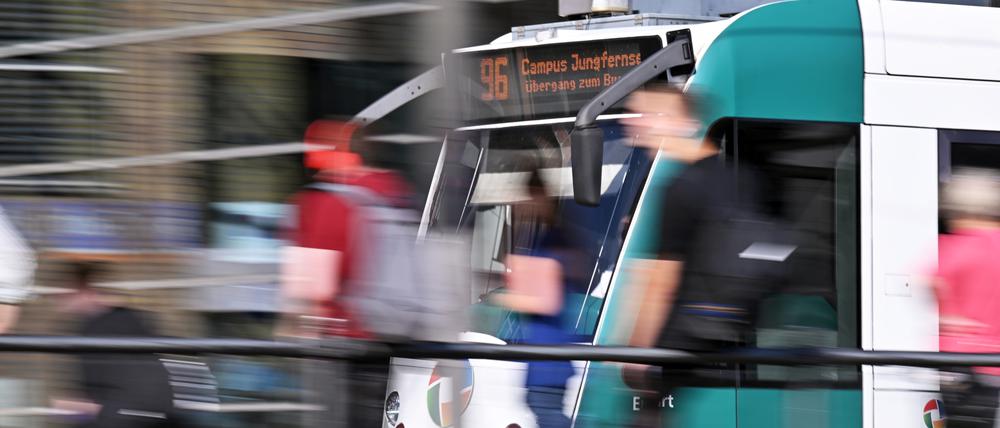 Potsdam, 07.09.2023 / Lokales /
ÖPNV, Öffentlicher Personennahverkehr, Tram, Straßenbahn, Symbolfoto,
Foto: Ottmar Winter PNN
ACHTUNG:
Foto ist ausschließlich für redaktionelle Berichterstattung der PNN und des TGSP! Eine kommerzielle Nutzung, z.B. Werbung, ist ausgeschlossen. Die Weitergabe an nicht autorisierte Dritte, insbesondere eine weitergehende Vermarktung über Bilddatenbanken, ist unzulässig.