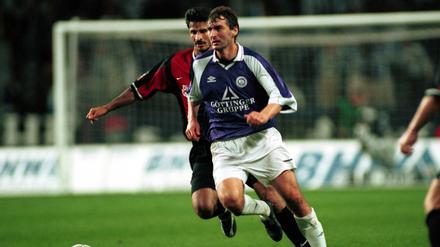 1999 traf die Profimannschaft von Hertha BSC (l. Ali Daei gegen Jan Suchoparek) letztmals in einem Pflichtspiel auf Tennis Borussia. Hertha gewann im DFB-Pokal 3:2 nach Verlängerung. 