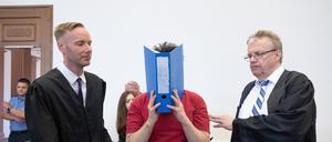 Der Angeklagte im Fall Ayleen wird zur Urteilsverkündung in den Verhandlungssaal im Landgericht Gießen geführt.