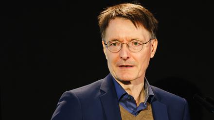 Karl Lauterbach, Bundesgesundheitsminister hält eine Rede während des High-Level-Forums "Pandemien - keine Zeit für Nachlässigkeit" im Bundesministerium für wirtschaftliche Zusammenarbeit und Entwicklung am 28. September 2023 in Berlin, Deutschland.