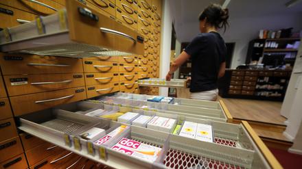 Medikamentenmangel: Auch der Alhorn-Apotheke in Potsdam fehlen hunderte Präparate, vor allem Antibiotika, Hustensäfte und Nasenspray.