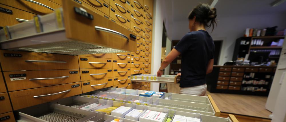 Medikamentenmangel: Auch der Alhorn-Apotheke in Potsdam fehlen hunderte Präparate, vor allem Antibiotika, Hustensäfte und Nasenspray.