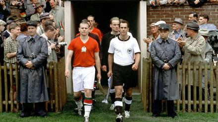 Szene aus Sönke Wortmanns Kultfilm "Das Wunder von Bern", 2003. Mit Knut Hartwig als deutscher Mannschaftkapitän Fritz Walter (r) bei der WM 1954.