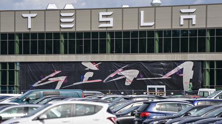 ARCHIV - 15.09.2022, Brandenburg, Grünheide: Der Haupteingang zur Fabrik der Tesla Gigafactory Berlin Brandenburg in Grünheide. (zu dpa: «Tesla hat bisher 26 Umwelt-Havarien in Grünheide gemeldet») Foto: Patrick Pleul/dpa +++ dpa-Bildfunk +++