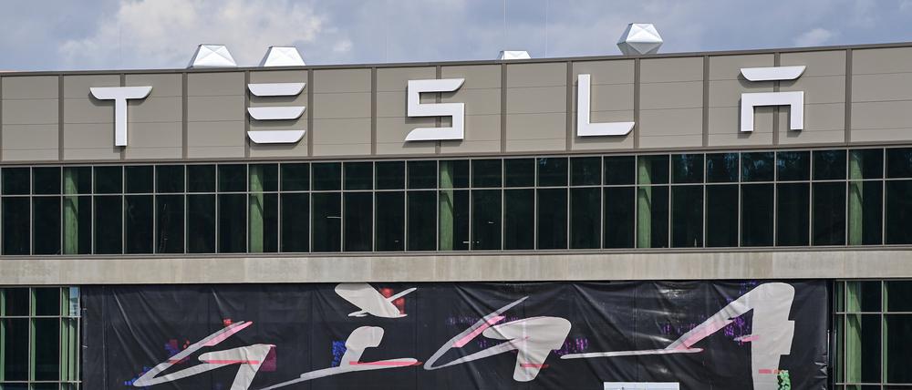 Der Haupteingang zur Fabrik der Tesla Gigafactory Berlin Brandenburg in Grünheide. 