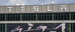 Der Haupteingang zur Fabrik der Tesla Gigafactory Berlin Brandenburg in Grünheide. 
