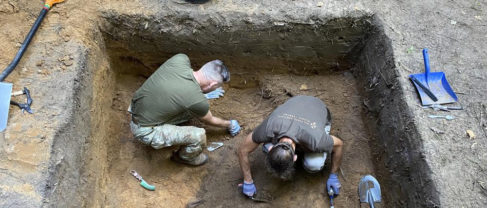 Ein litauisches Grabungsteam arbeitet an der Ausbettung der Gebeine eines deutschen Kriegstoten.