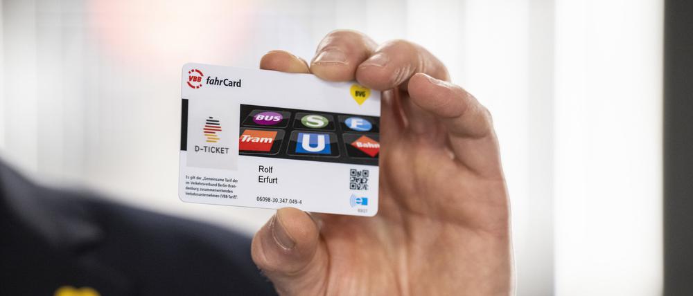 Rolf Erfurt, Vorstand Betrieb der Berliner Verkehrsbetriebe BVG, hält ein Deutschlandticket in der Hand (Symbolbild).