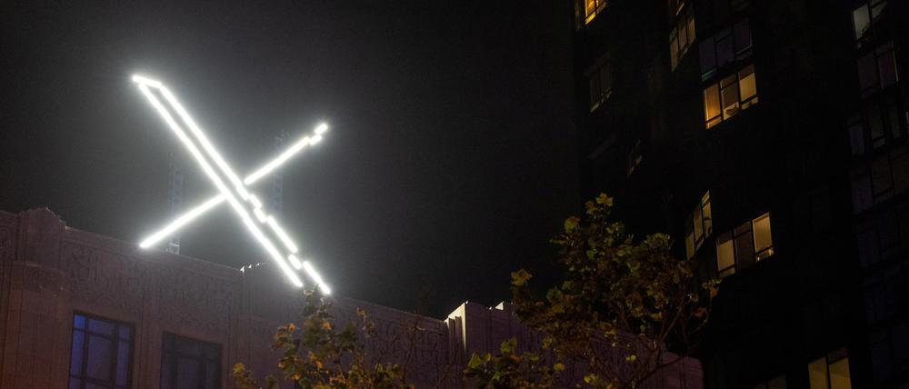 Das „X“-Logo ist auf dem Dach des Hauptsitzes der Messaging-Plattform X, früher bekannt als Twitter, zu sehen (Symbolbild).