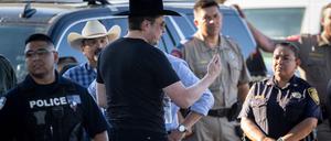 Elon Musk mit schwarzem Cowboyhut streamt live von der texanisch-mexikanischen Grenze in Eagle Pass, Texas. 