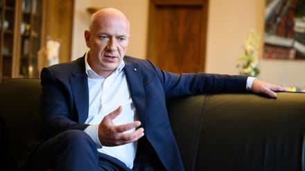 Kai Wegner (CDU), Regierender Bürgermeister von Berlin, in seinem Büro im Roten Rathaus.
