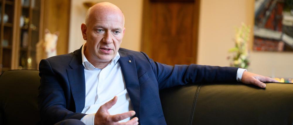Regierender Bürgermeister von Berlin sitzt bei einem Interview mit der Deutschen Presse-Agentur dpa in seinem Büro im Roten Rathaus.