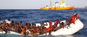 Flüchtlinge sitzen auf dem Mittelmeer in einem sinkenden Schlauchboot (undatierte Aufnahme). 2023 sind bisher mehr als 2500 Menschen beim Versuch, über das Mittelmeer nach Europa zu gelangen, ums Leben gekommen.
