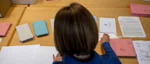 Nachfrage steigt. In Hofheim in Unterfranken bereiten Verwaltungsmitarbeiterinnen die Unterlagen für die Briefwahl zur Landtagswahl und Bezirkswahl in Bayern vor.