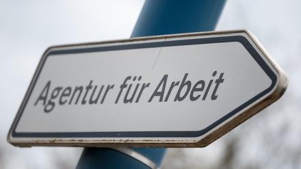 Die Zahl der Arbeitslosen in Deutschland ist im September im Vergleich zum August nur leicht um 69.000 auf 2,627 Millionen gesunken.
